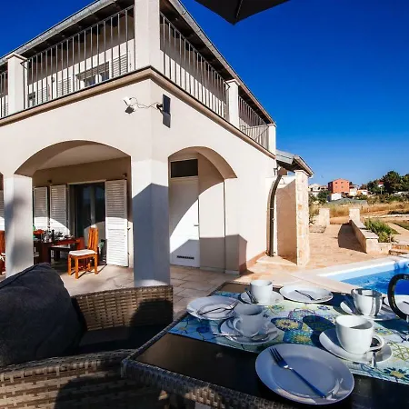 Lozica Villa Vir
